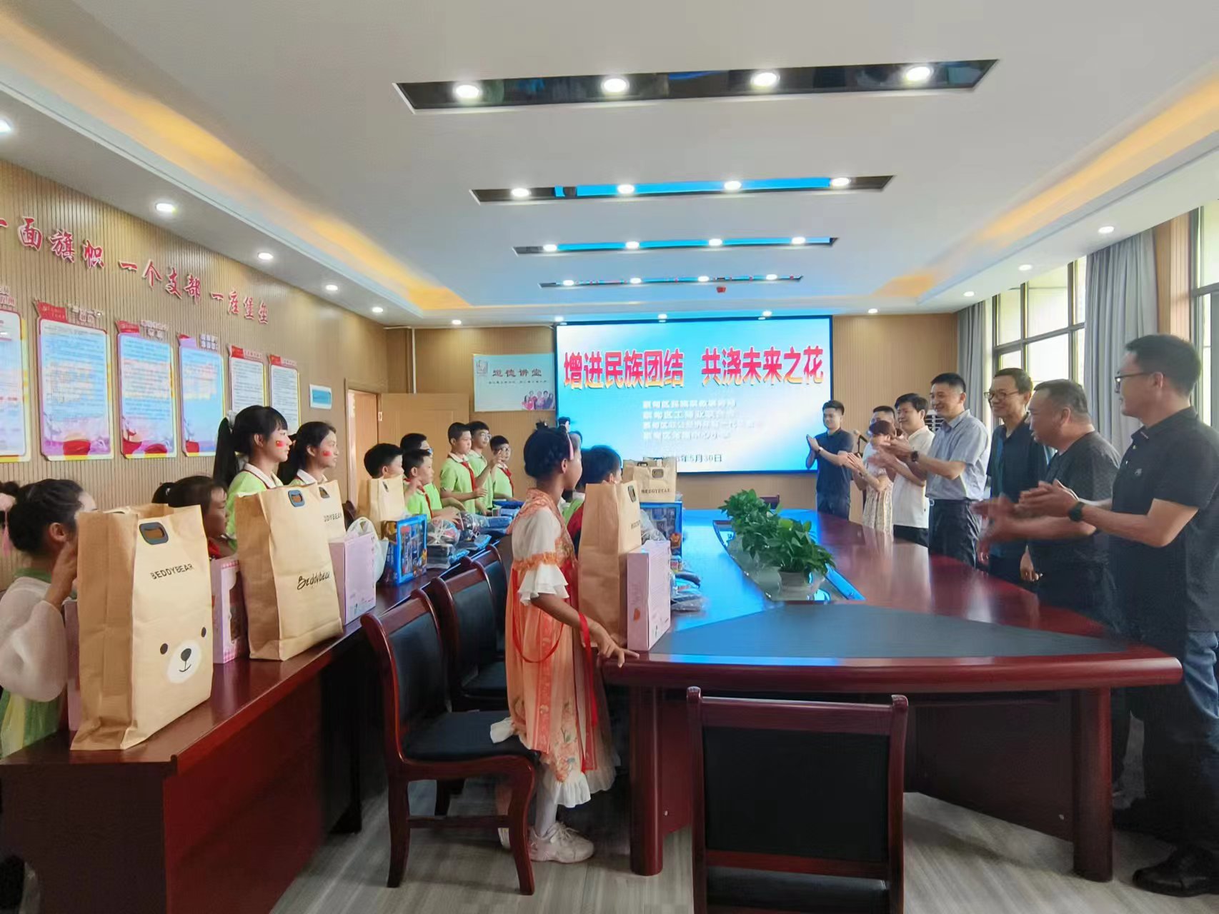 在各族儿童心灵深处埋下中华民族一家亲的种子————蔡甸区统一战线到常福中心小学开展“六一”儿童节慰问活动